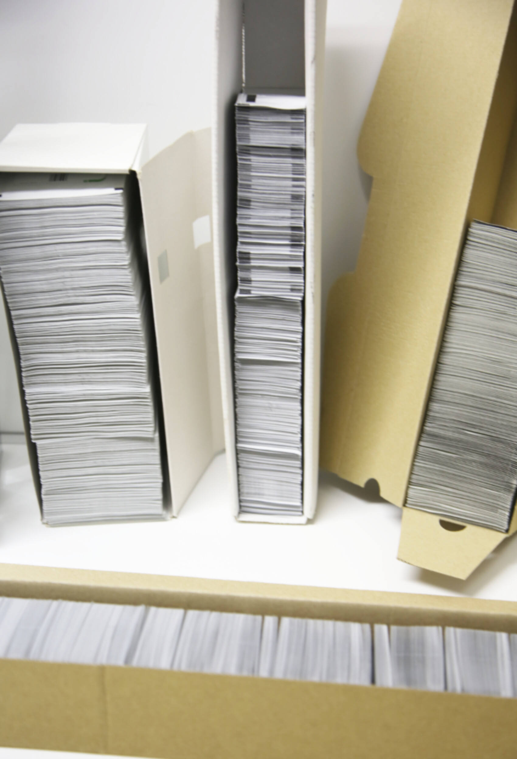 Trays in different execution for handling of pharmaceutical pouches or sachets